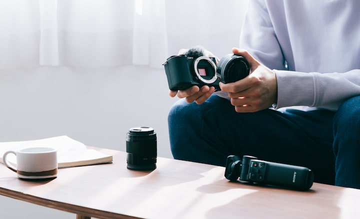 Fotografija osobe koja mijenja objektiv