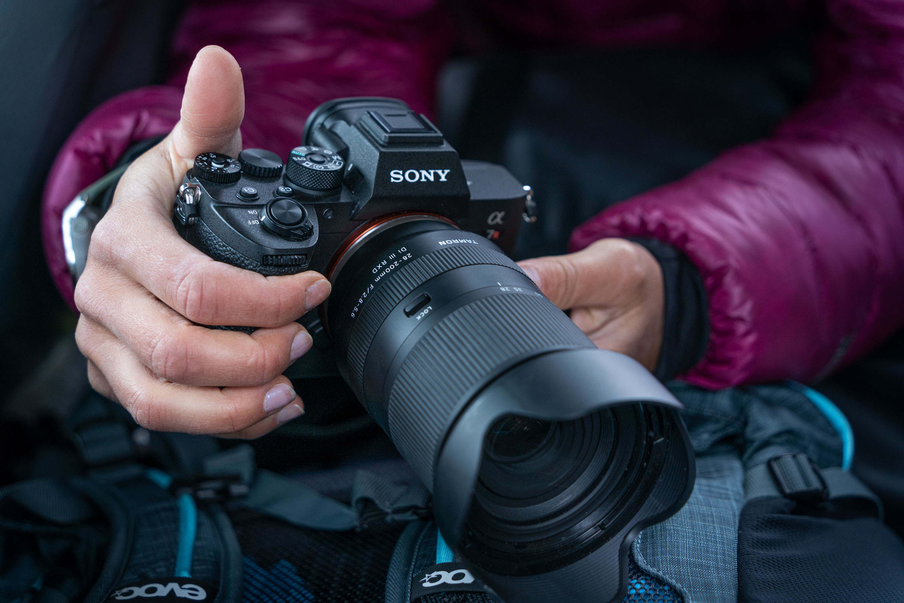 Objektiv Tamron na fotoaparatu Sony u ruci fotografije