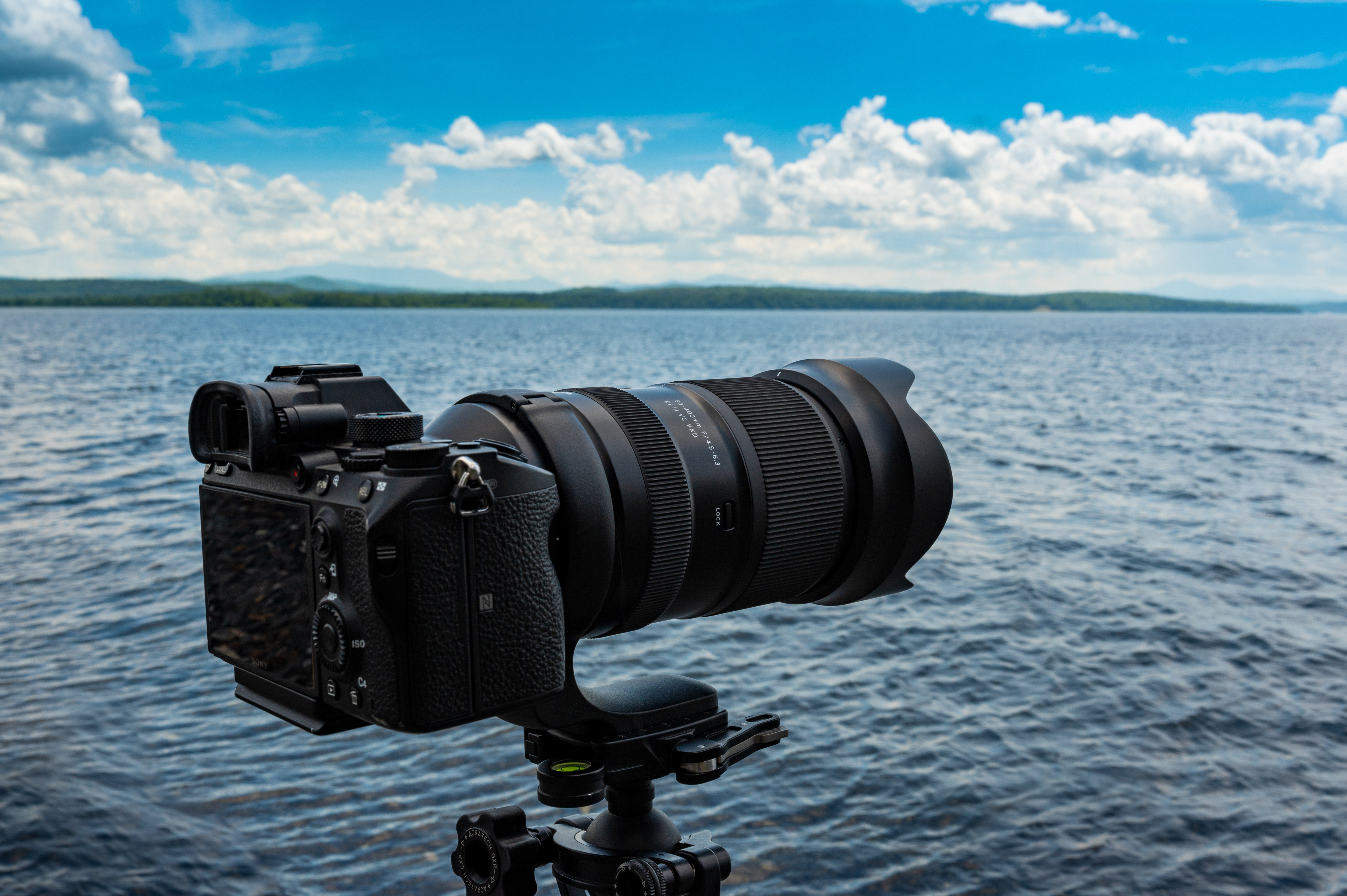 Tamron objektiv na Sonyjevom fotoaparatu uz more