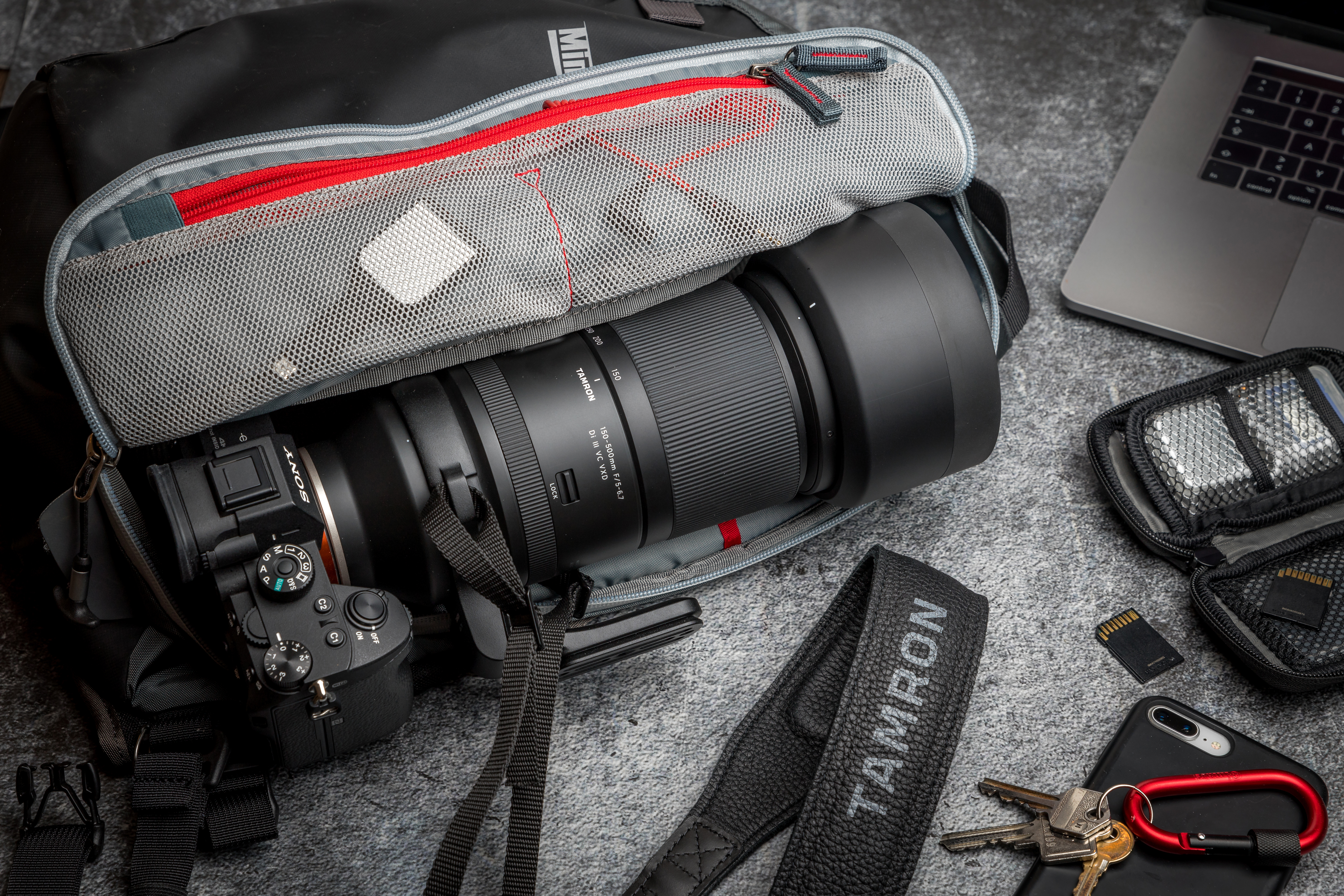 Tamron objektiv na kameri u torbi